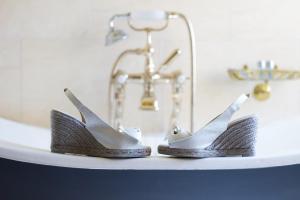 Photo de pieds mains bouche