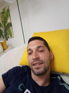 Jeune homme clibataire