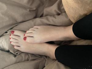 Jeune femme vend photo de ses pieds