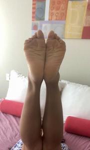 Photos de pieds brunette 