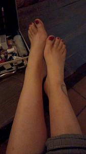 Jolie femme avec de jolie pieds 