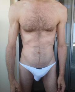 Modle homme grand blond, mince et poilu, sportif pose nu pour photos/vidos