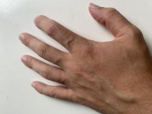 Cherche petits seins