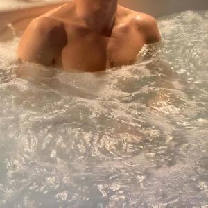 Jeune homme ouvert  tout 