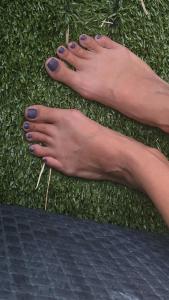 Jeune femme vend photo de pieds, chaussettes sale, plug etc...