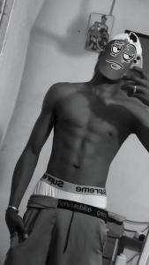 Un jeune homme noir de 23ans passionn de sexe recherche une maison de production 