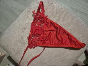 String en dentelle rouge port pendant un rapport 