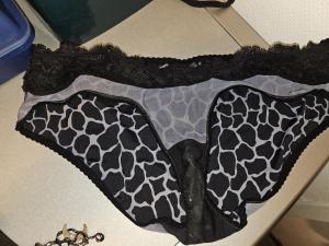 Qui pour venir sentir essayer jouer et salir les dessous sale de ma femme  