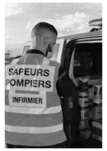 Pompier-infirmier qui soigne autant quil embrase cherche femmes ou couples