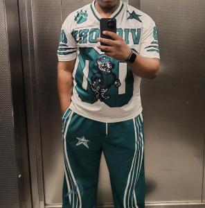 Homme black plut�t costaud 