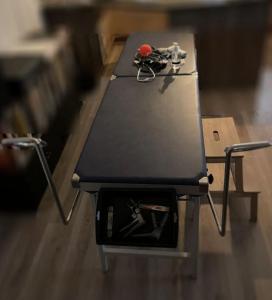 Visite m�dicale gyn�cologique r�aliste humiliante sur table d'examen �quip�e