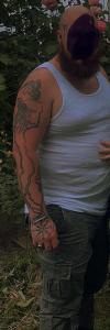 Homme 29 barbus et tatouer 