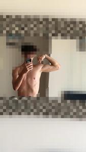 Jeune homme sexy grand 