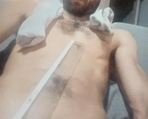 Jeune homme dominant  et aventureux  bonne bite 19 cm  