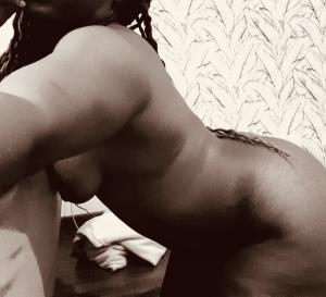 Mod�le homme et femme pose pour photographe / vid�aste 