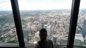 Homme brun, 48 ans, sportif, positif et toujours partant pour profiter de la vie, m�me sous la canic