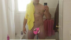 Senior 65 ans � � l�aise devant la cam�ra, disponible pour productions adultes.