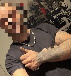 Bel homme bm bien dure endurant pour plaisir entre midi et deux.