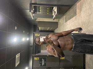 Jeune hetero athl�tique pour femme ou couple candau 