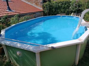 baignade dans piscine � lagnieu
